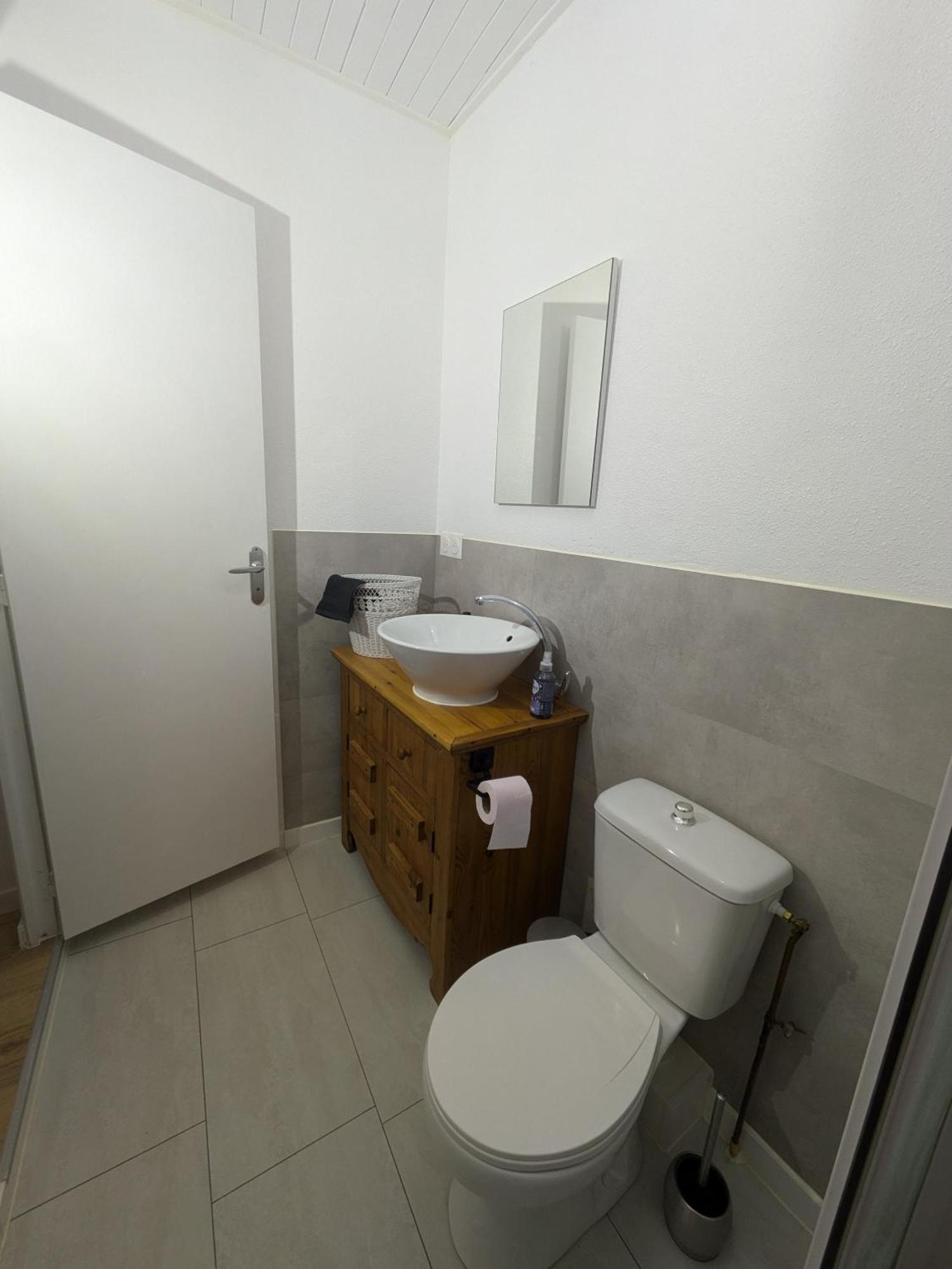 Sous La Tour Appartement Poligny  Buitenkant foto