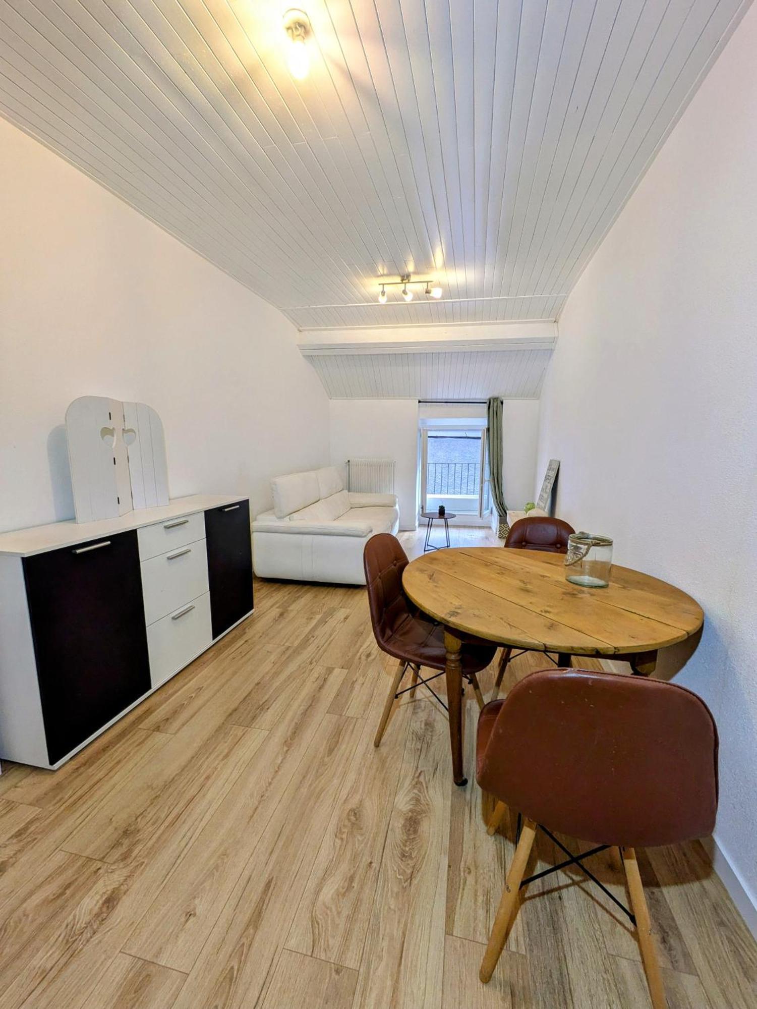 Sous La Tour Appartement Poligny  Buitenkant foto