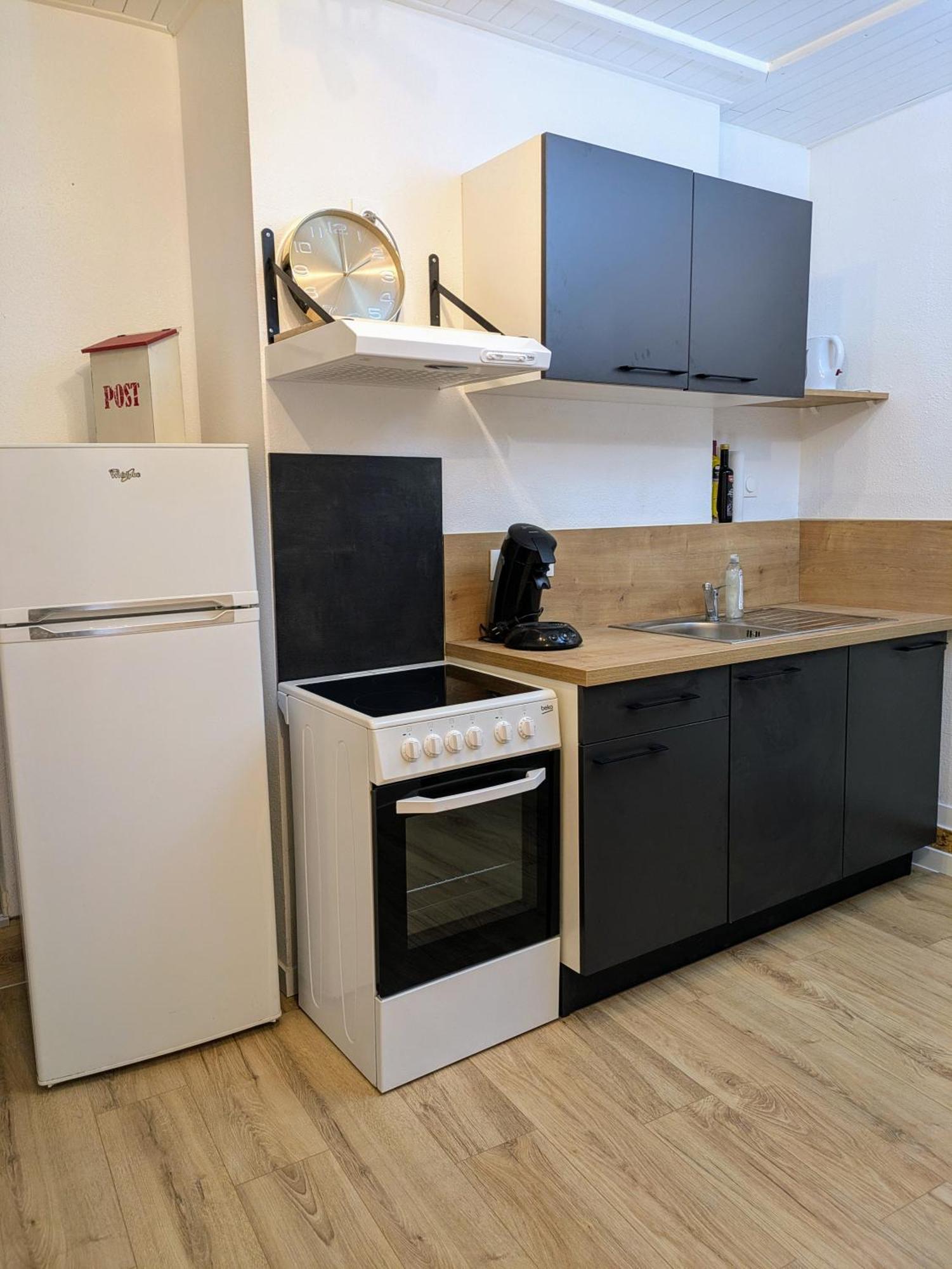 Sous La Tour Appartement Poligny  Buitenkant foto