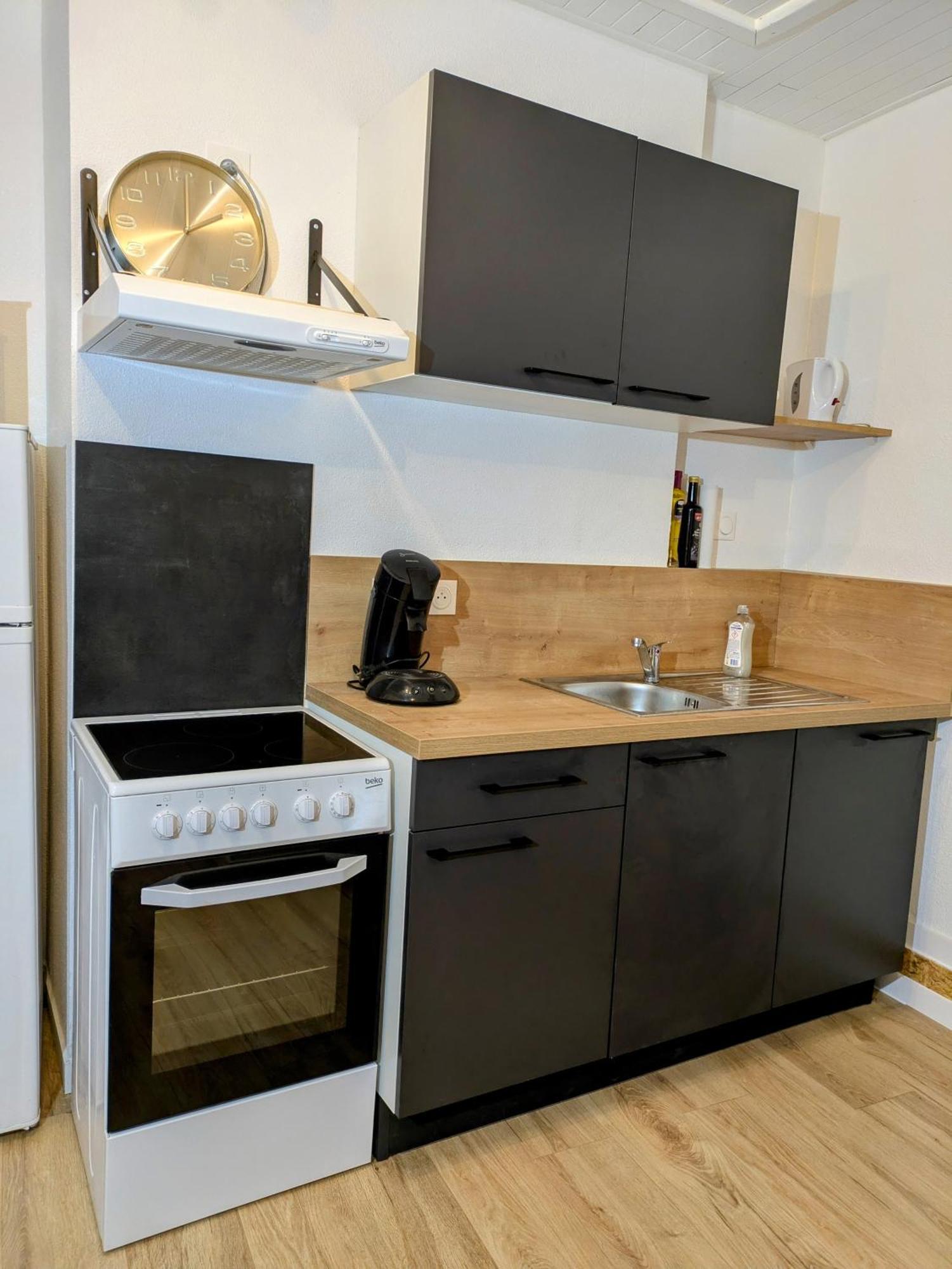 Sous La Tour Appartement Poligny  Buitenkant foto
