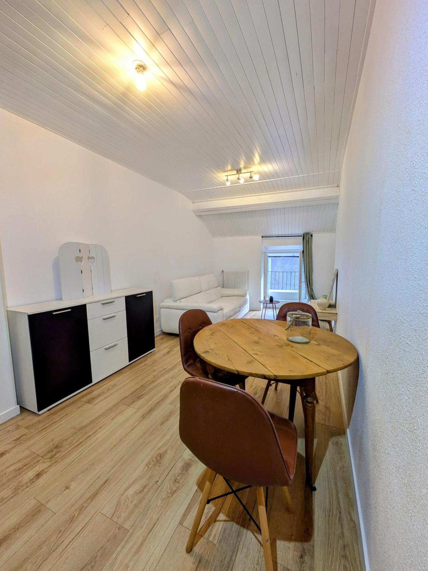Sous La Tour Appartement Poligny  Buitenkant foto