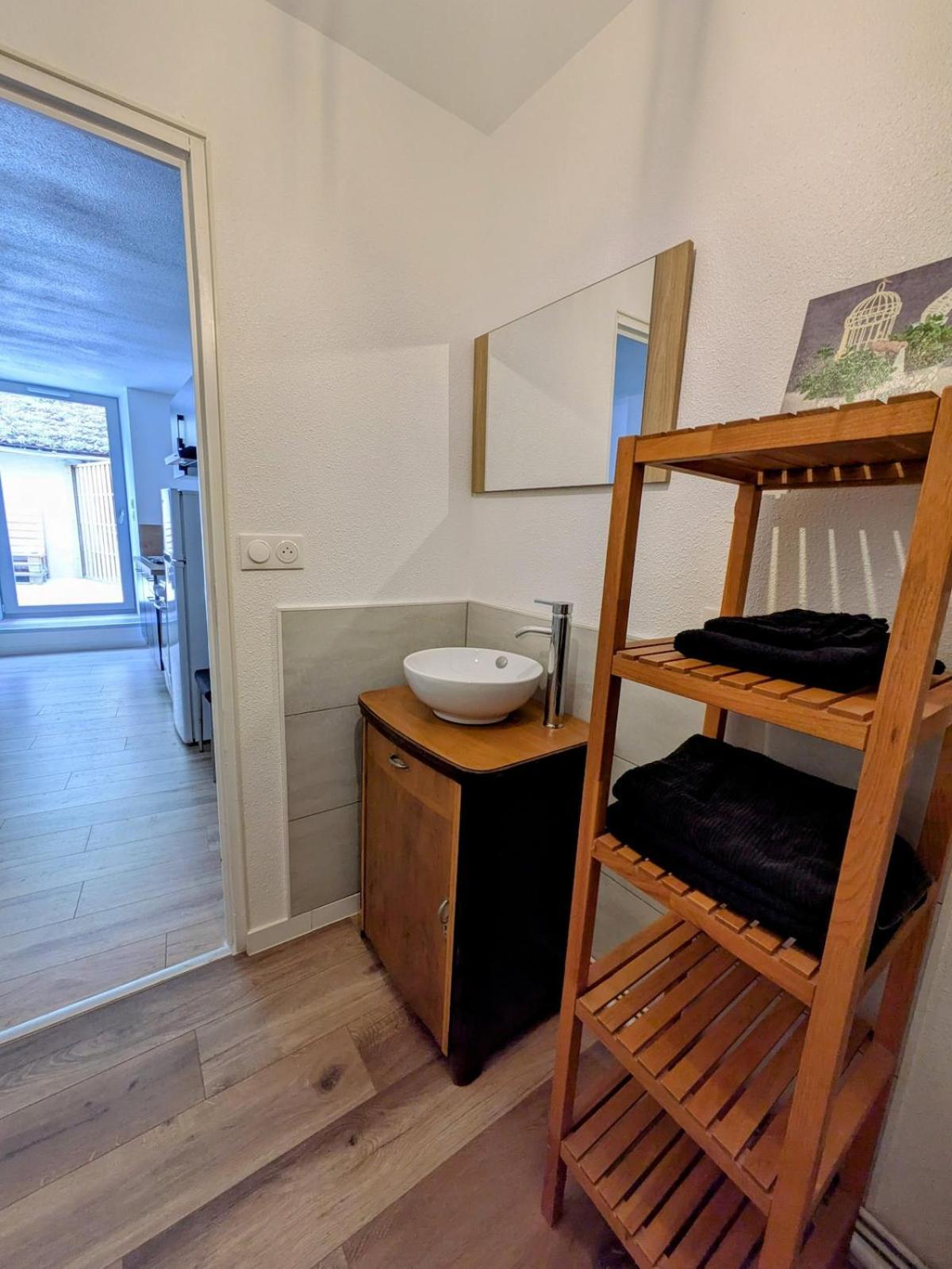 Sous La Tour Appartement Poligny  Buitenkant foto