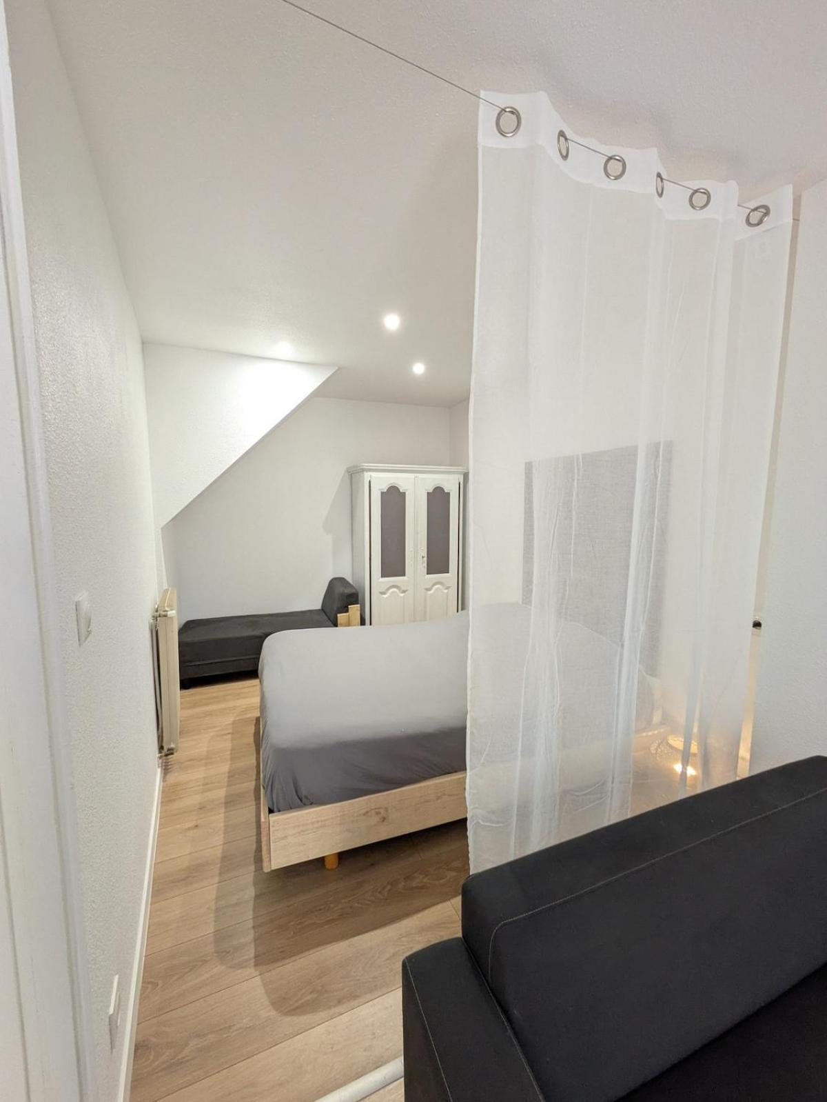 Sous La Tour Appartement Poligny  Buitenkant foto