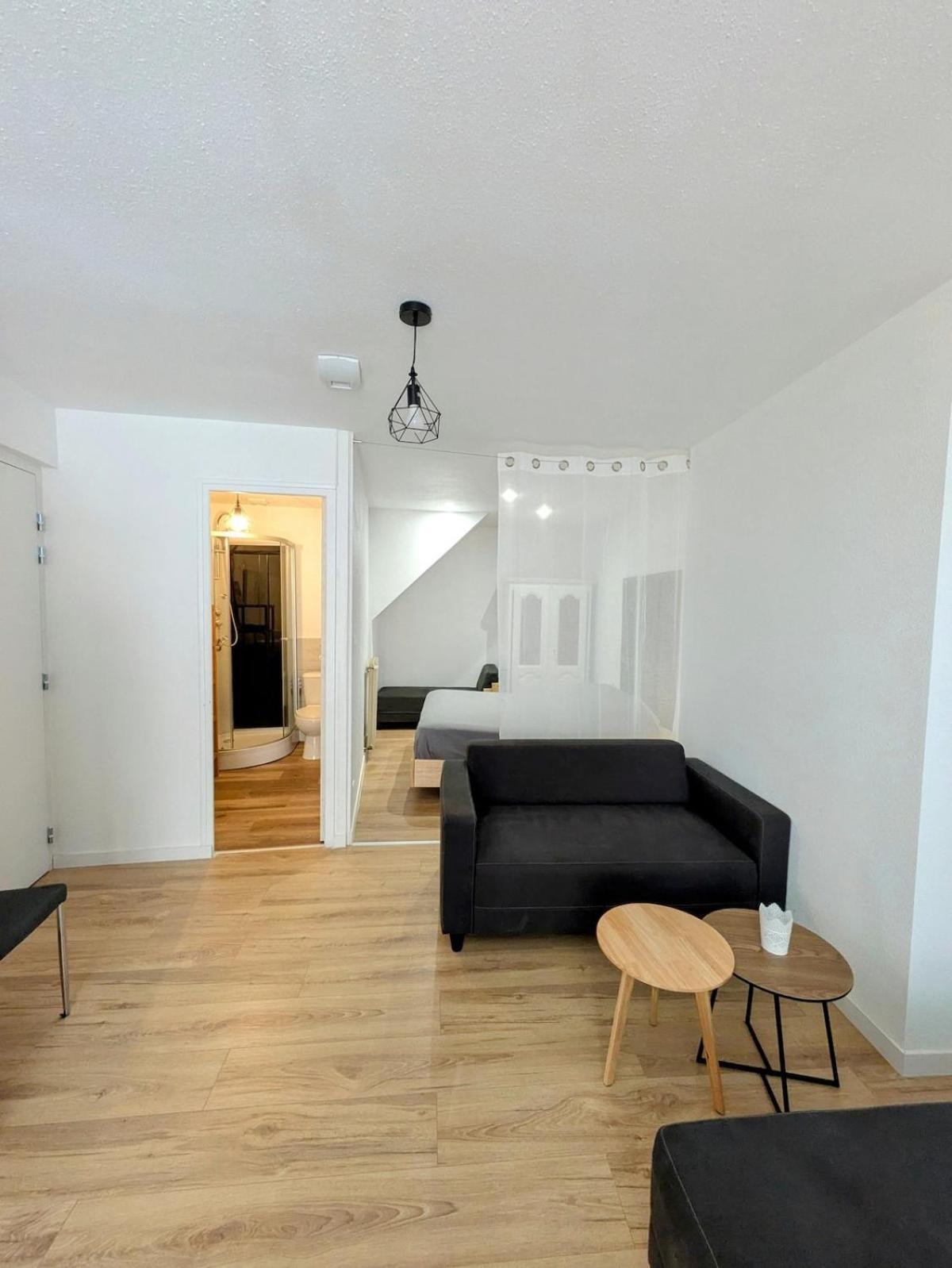 Sous La Tour Appartement Poligny  Buitenkant foto