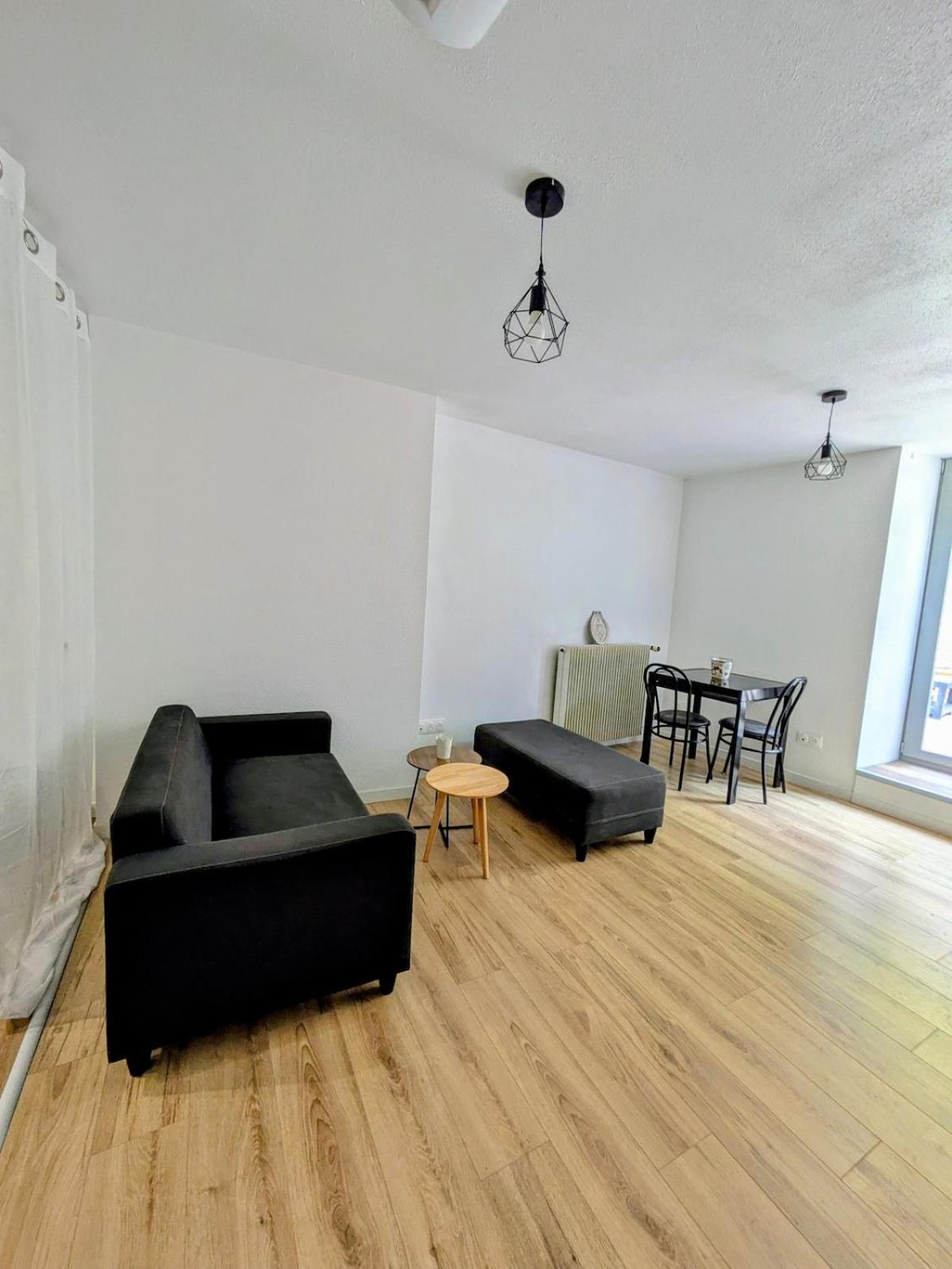 Sous La Tour Appartement Poligny  Buitenkant foto